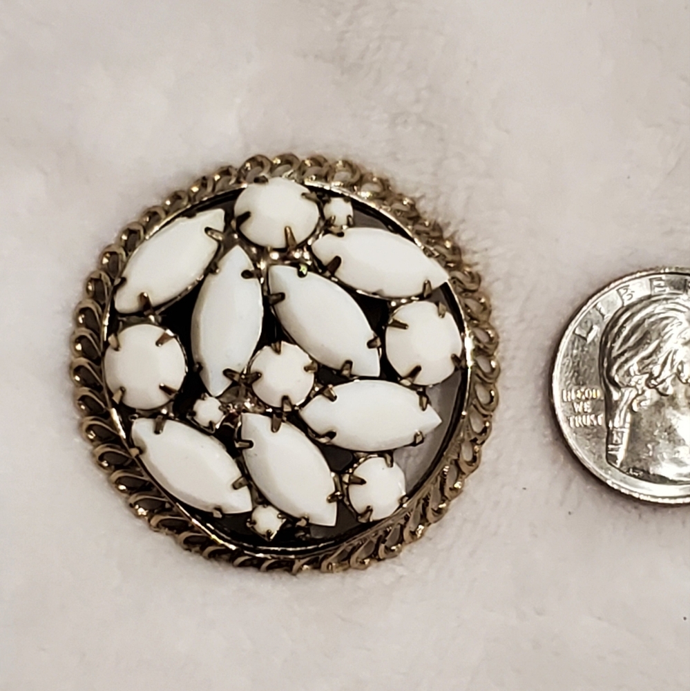 White milk glass Brooch Pin gold tone💛